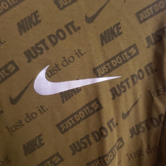 Nike tee - Picture 2 of 4